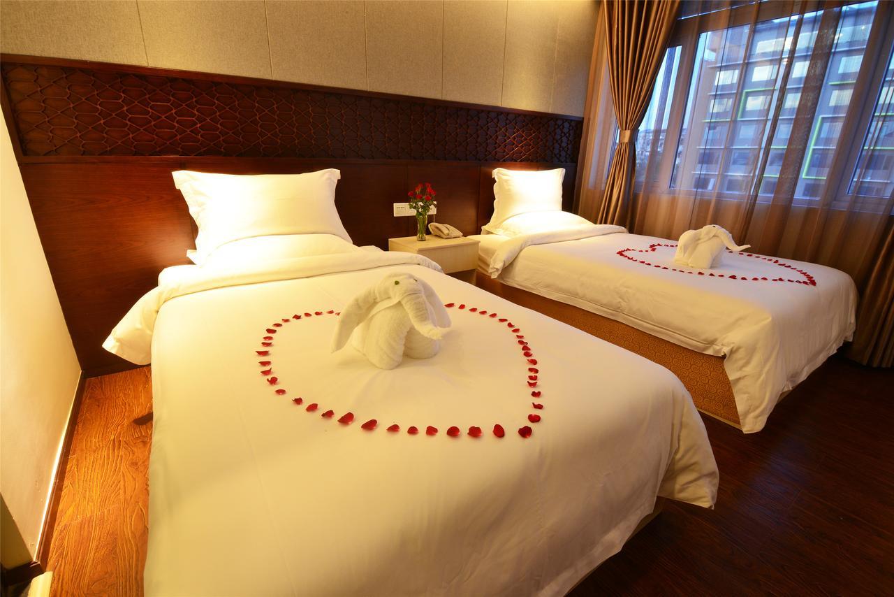 Royal Holiday Hotel Yangon Exteriör bild