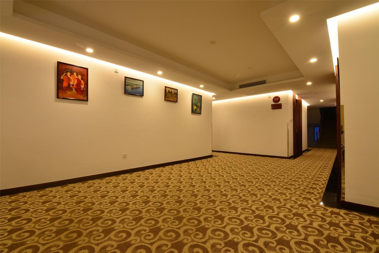 Royal Holiday Hotel Yangon Exteriör bild