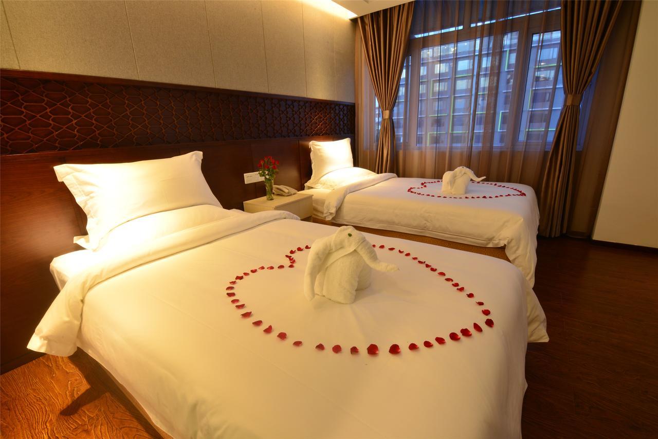 Royal Holiday Hotel Yangon Exteriör bild